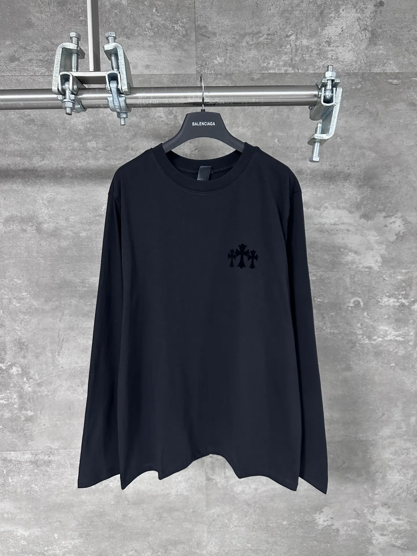 P290 Chrome Hearts/Chrome Hearts CH black flocked cross round neck long sleeves, custom-woven and dyed 40 yarn surface pattern with scratchy fabric, ready-made garments are made of YB consistent electrostatic flocking process, which is not an ordinary lettering mold process, and the colors are different at different angles. Brand new collar label (not the previous leather label) and washed label.  Size：S/M/L/XL